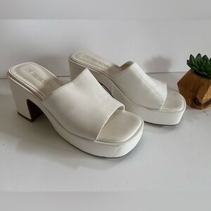 Dream PairsWhite Slip On Chunky Platform Slide Sandals (size 7.5M)